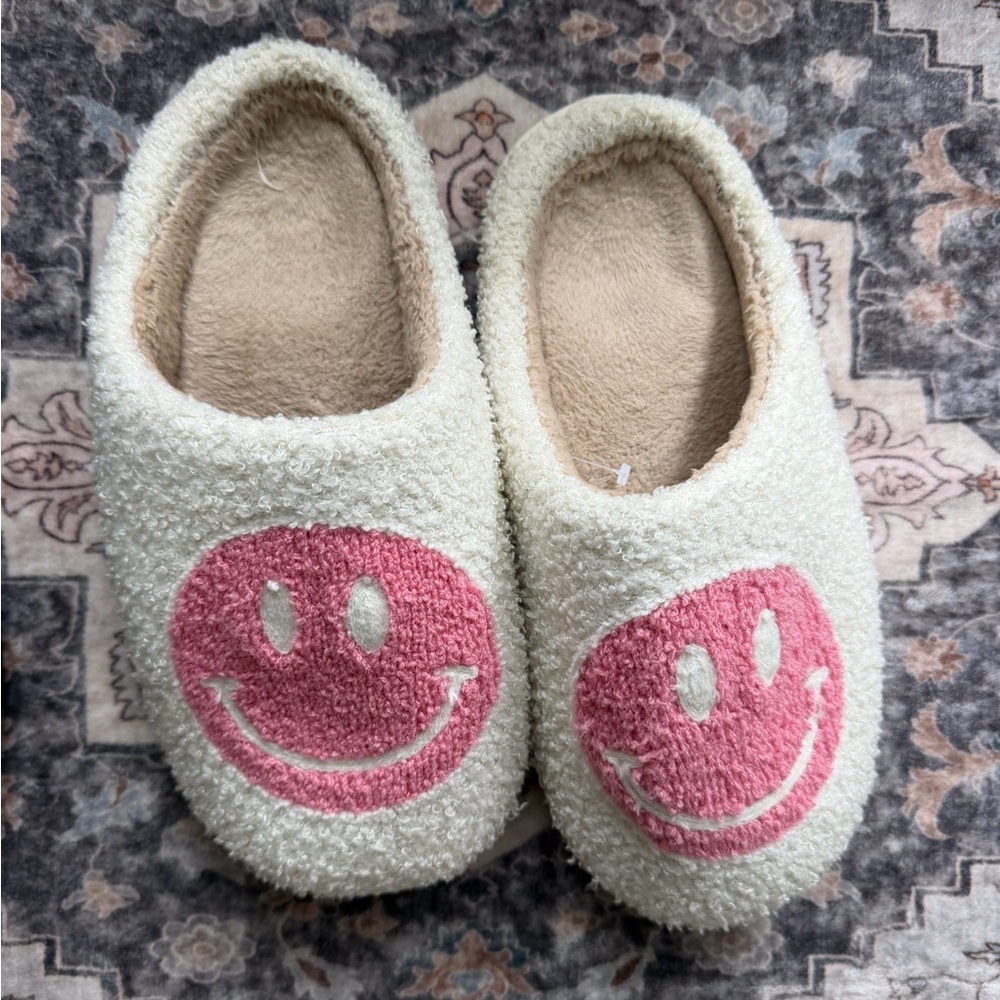 Smiley Slippers (bundle) - Picture 4 of 5